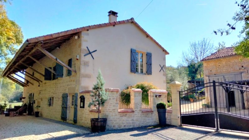 Charmante Maison En Pierre de Caractère avec Granges et Vue sur la Rivière, Proche Nanteuil-en-Vallée