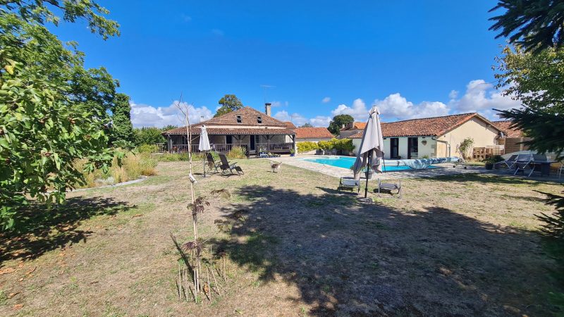 Maison bourgeoise a vendre, avec piscine et 2 maisons d'amis
