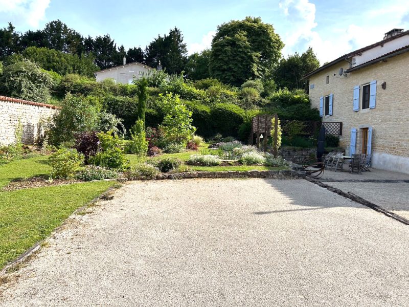Près de Verteuil-sur Charente, Charmante Maison de Village Indépendante en Pierre, Vue, Superbes Jardins Champêtres