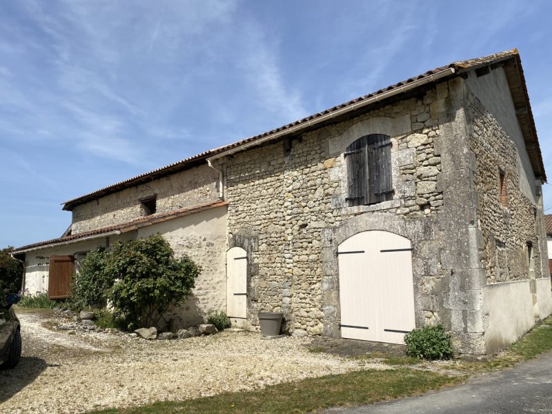 Charmante maison avec potentiel de développement. Entre Brossac et Montguyon.