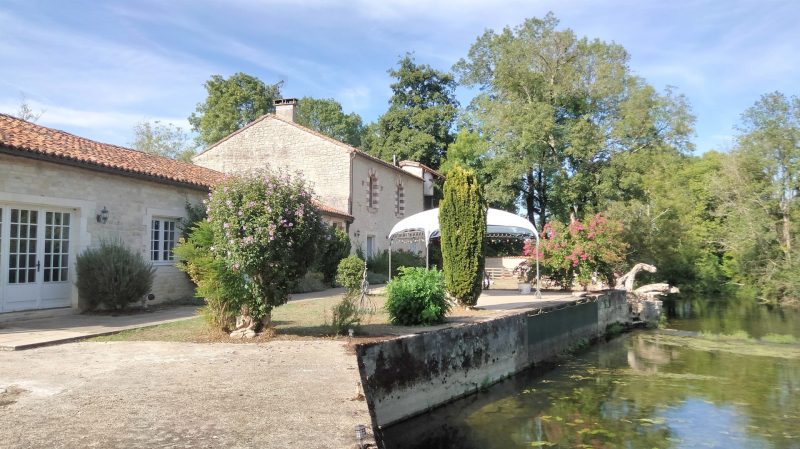 Magnifique Moulin Historique en Pierre de 336 m², Ile Privée, Fleuve Charente