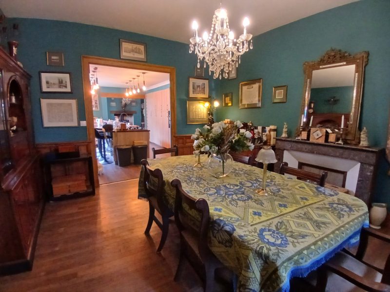 Une très belle maison de village en Dordogne à vendre, avec vue sur le château. 14 pièces.