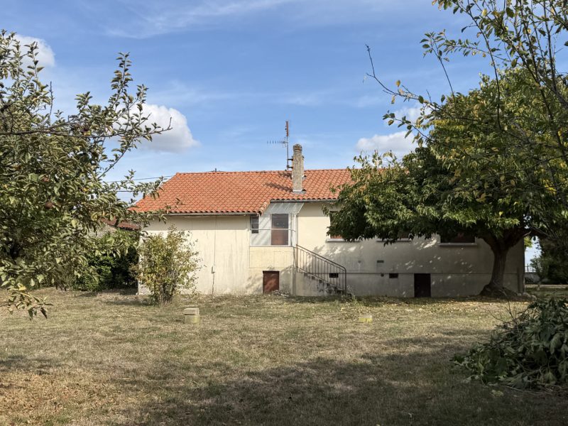 Maison à rénover avec jardin arboré et toiture neuve – Proche Ribérac