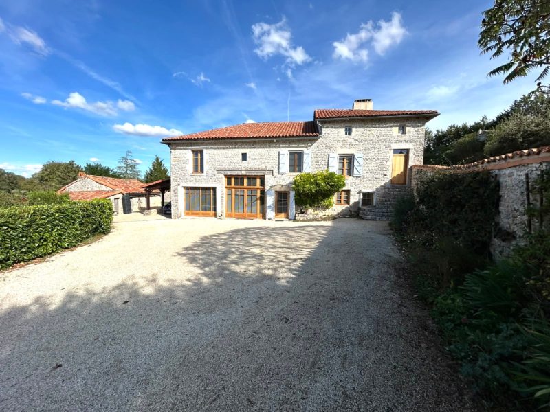 Près de Verteuil-sur Charente, Charmante Maison de Village Indépendante en Pierre, Vue, Superbes Jardins Champêtres