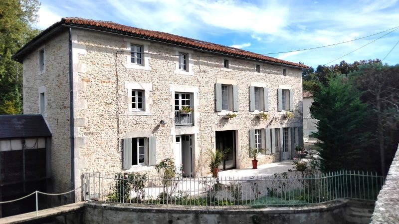 Magnifique Ancient Moulin Historique en Pierre, Au Cœur d'un Village, Dépendances, Vue sur la Rivière – Lizant (Vienne)