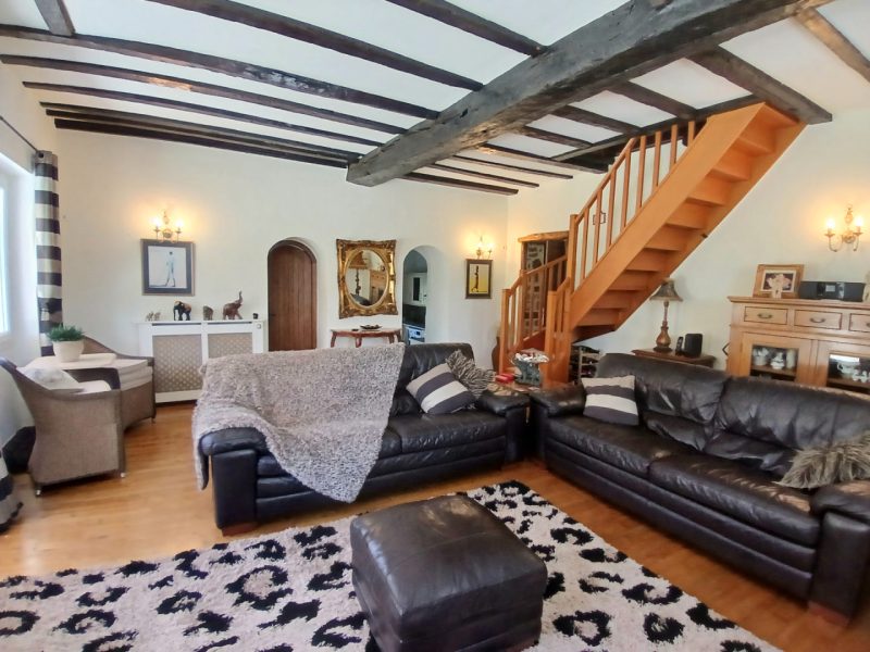 Charmante propriété en pierre à vendre en Dordogne : 5 chambres, 2 pièces de réception et jardins paysagers.