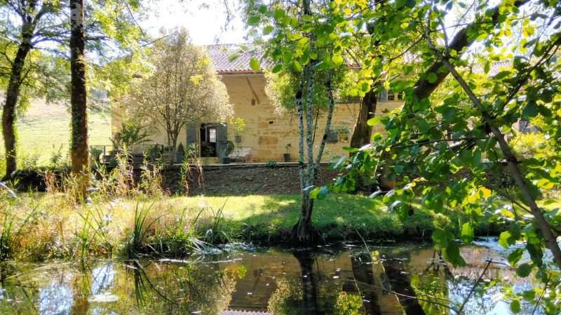 Charmante Maison En Pierre de Caractère avec Granges et Vue sur la Rivière, Proche Nanteuil-en-Vallée