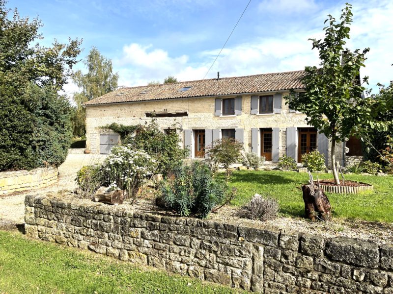 Ancienne Ferme en Pierre, Emplacement Privilégié, 5 Chambres, 4 Salles de Bains, Piscine, Chef Boutonne (Deux-Sèvres)