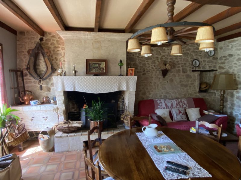 Charmante maison avec potentiel de développement. Entre Brossac et Montguyon.