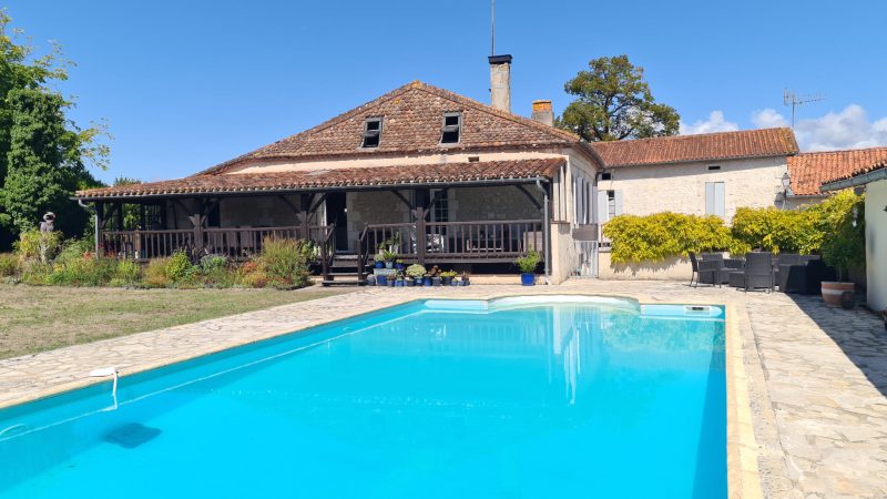 Maison bourgeoise a vendre, avec piscine et 2 maisons d'amis