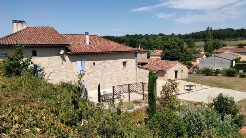 Près de Verteuil-sur Charente, Charmante Maison de Village Indépendante en Pierre, Vue, Superbes Jardins Champêtres