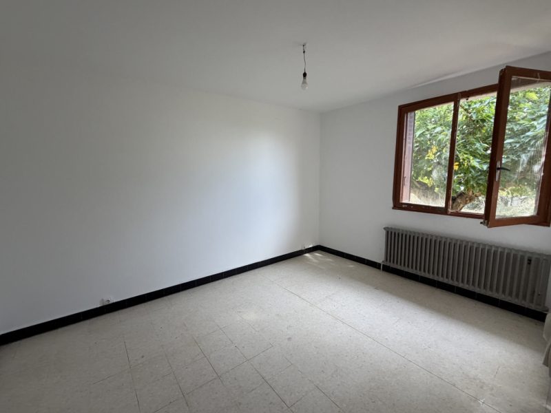 Maison à rénover avec jardin arboré et toiture neuve – Proche Ribérac