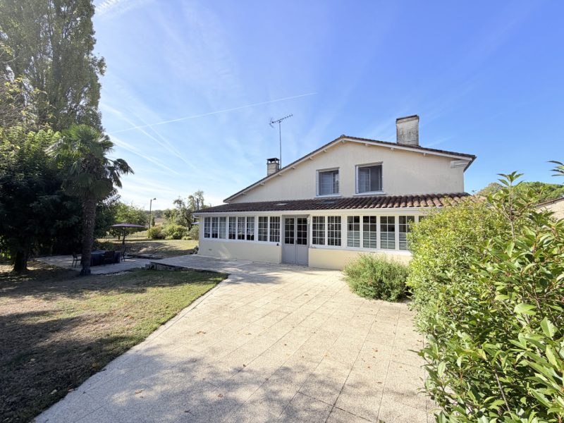 Charmante maison de village avec jardin. Chalais à 10 minutes.