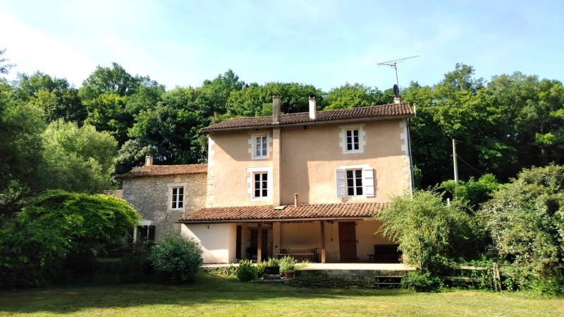 Emblématique Ancien Moulin, Bois/Ecuries/Dépendances, Revenu Potentiel, Proche de Nanteuil-en-Vallée, Charente