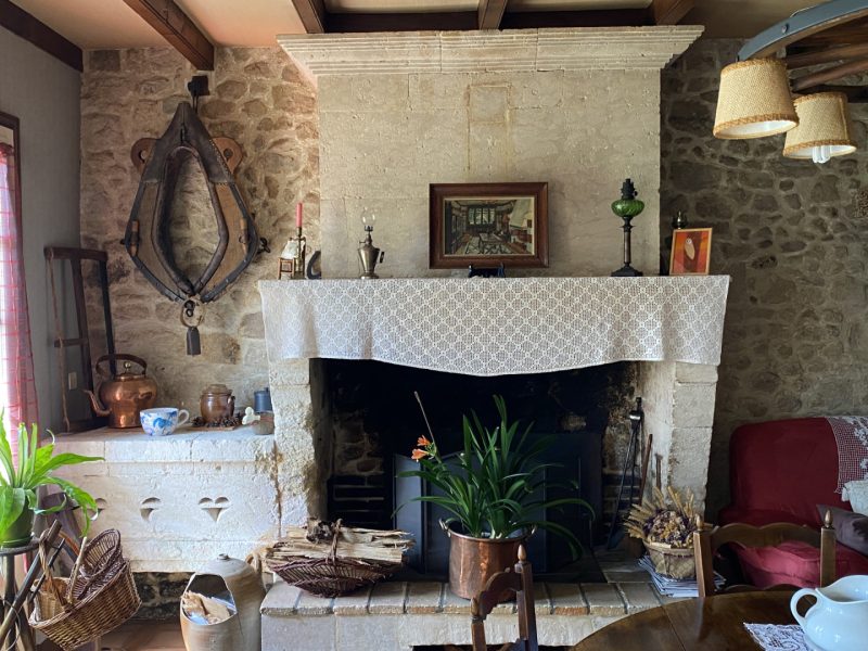 Charmante maison avec potentiel de développement. Entre Brossac et Montguyon.