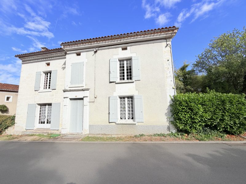 Maison de village avec 3 chambres, garage et jardin - proche Chalais