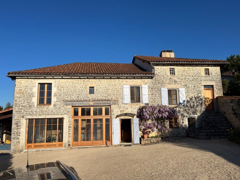 Près de Verteuil-sur Charente, Charmante Maison de Village Indépendante en Pierre, Vue, Superbes Jardins Champêtres
