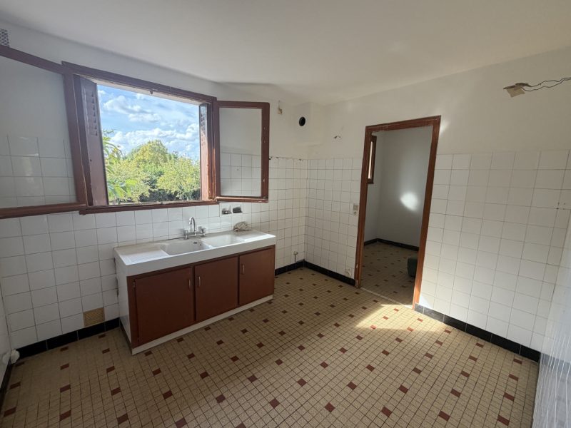 Maison à rénover avec jardin arboré et toiture neuve – Proche Ribérac