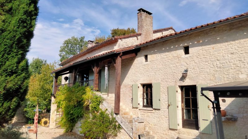 Superbe Propriété de Style Mas en Pierre du XIXe siècle avec Vue Panoramique et Jardins Méditerranéens – Proche Angoulême
