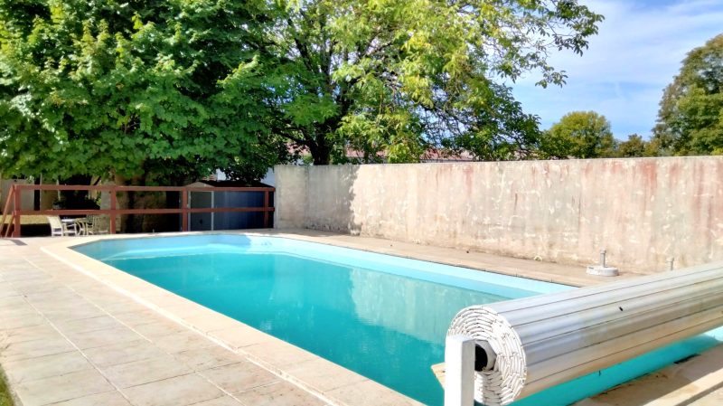Élégante Maison de Maître de 5 Chambres avec Maison d'Amis Indépendante et Piscine, proche Angoulême