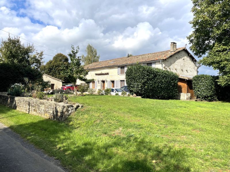 Ancienne Ferme en Pierre, Emplacement Privilégié, 5 Chambres, 4 Salles de Bains, Piscine, Chef Boutonne (Deux-Sèvres)