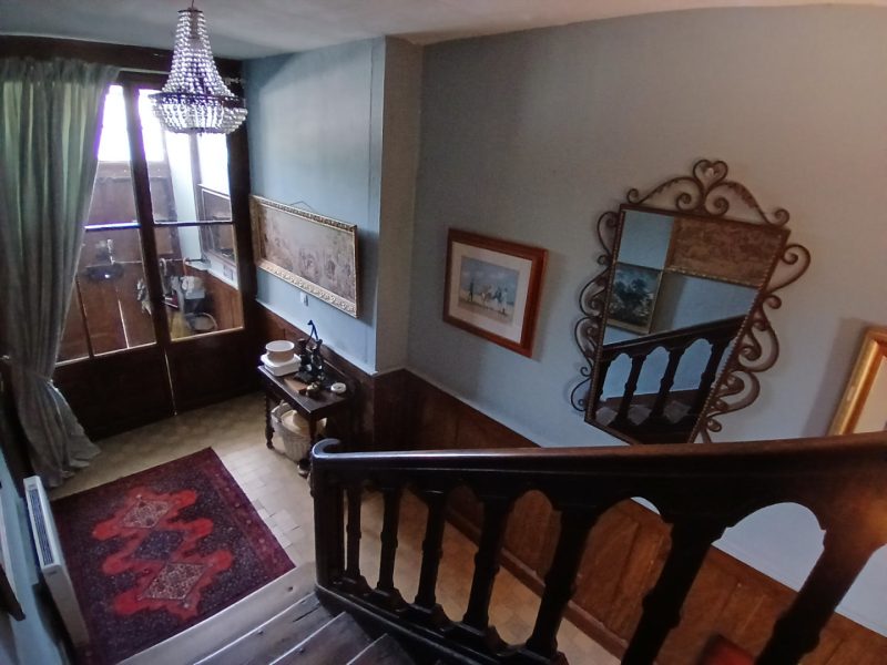 Une très belle maison de village en Dordogne à vendre, avec vue sur le château. 14 pièces.